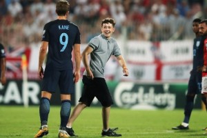 El ingl&eacute;s que invadi&oacute; la cancha en Malta por 400 retweets