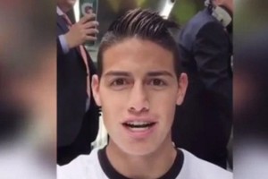 James Rodr&iacute;guez cambia su camiseta con un hincha en un comercial