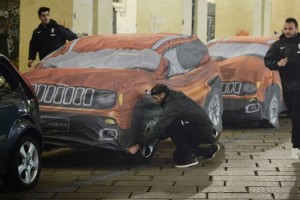 Los jugadores de la Juventus transforman autos de la calle en el nuevo modelo de Jeep