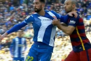 Joma utiliz&oacute; un agarr&oacute;n de Mascherano para publicitar sus camisetas