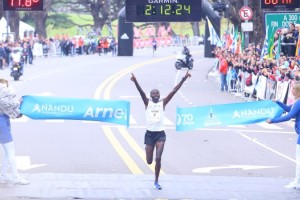 El keniata Jonathan Chesoo gan&oacute; la marat&oacute;n 42k Arnet Buenos Aires 2015  