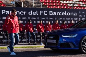 Una de las estrellas del FC Barcelona tuvo que llevar a su padre para recibir su nuevo auto al no tener licencia para conducir