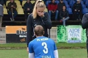 Un jugador le pidi&oacute; matrimonio a la juez de l&iacute;nea &iexcl;durante el partido!
