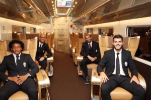 Los jugadores de la Juventus se divierten en el tren oficial