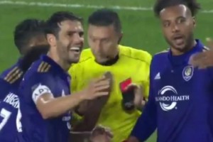 Kaká y una insólita expulsión determinada por el VAR