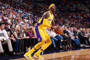 El jugador de los Lakers que mientras cumple una sentencia disputa la NBA