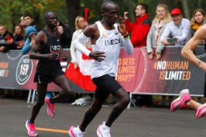 La IAAF estudiar&aacute; si las zapatillas de Kipchoge son v&aacute;lidas para el atletismo
