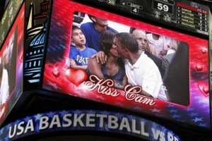 La &ldquo;Kiss Cam&rdquo; llega al Derbi de Madrid