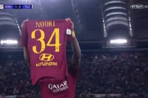 El homenaje de Justin Kluivert que le dio exposici&oacute;n inesperada a Hyundai en la Champions