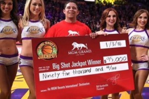 Un fan&aacute;tico de los Lakers gan&oacute; 95 mil d&oacute;lares por meter un tiro desde mitad de cancha
