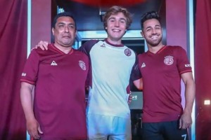 Lan&uacute;s present&oacute; indumentaria y tienda nueva