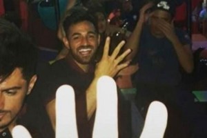 Lautaro Acosta y Rom&aacute;n Mart&iacute;nez de festejo con los hinchas en una pizzer&iacute;a