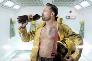 Lavezzi sorprende como bombero en la publicidad de Pepsi