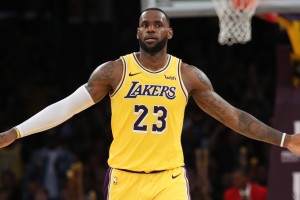 Subastan la primera camiseta de LeBron James 