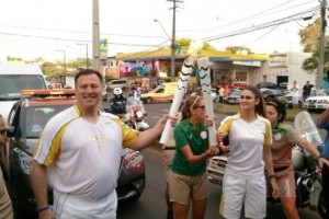 Ex deportistas paraguayos llevaron la llama ol&iacute;mpica en Foz de Iguaz&uacute;