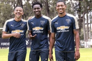 Liga de Quito present&oacute; su tercera camiseta con un modelo que muchos creyeron era de entrenamiento