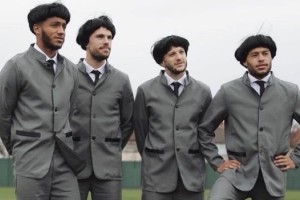 Los jugadores del Liverpool que se disfrazaron de los Beatles para una fundaci&oacute;n