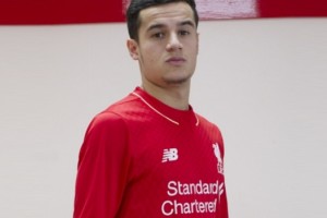 Liverpool present&oacute; su camiseta New Balance para la temporada 2015/16