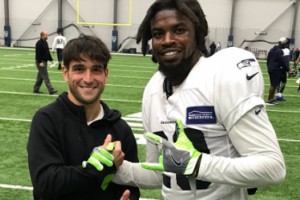 Lodeiro visit&oacute; a los Seahawks y se anim&oacute; a practicar un par de pases de f&uacute;tbol americano