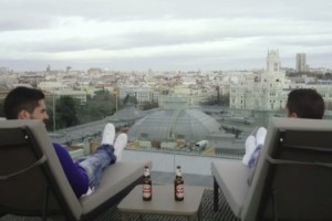 Mahou activa el Derbi de Madrid con una batalla de pintura