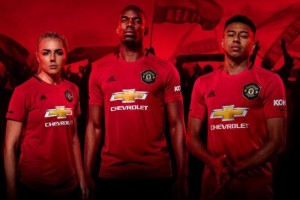 Manchester United present&oacute; su nueva camiseta bajo una nueva estrategia de ventas de adidas