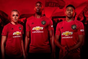 &iquest;Por qu&eacute; adidas lanz&oacute; dos modelos de &ldquo;camiseta original&rdquo; del Manchester United?