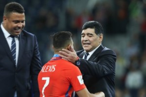 Alexis Sánchez y la camiseta de un equipo chileno en el que no jugó en una foto compartida por Maradona
