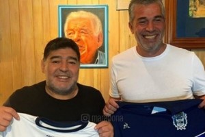 Entrenamiento a puertas abiertas y conferencia en un hotel: as&iacute; ser&aacute; la presentaci&oacute;n de Maradona en Gimnasia La Plata