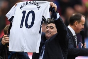 Maradona fue ovacionado en Wembley durante un partido de la Premier League