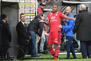 Insólito: expulsan un jugador por tirar la tarjeta del árbitro por accidente 	