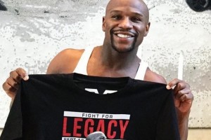 Mayweather mostr&oacute; la remera oficial de su &uacute;ltimo combate profesional