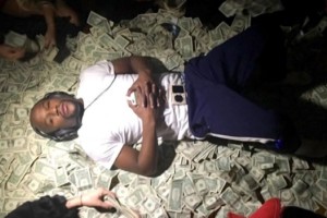 Mayweather cobrar&aacute; por sacarse selfies