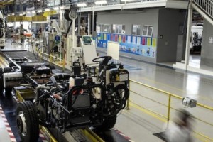 Mercedes-Benz anuncia el reinicio  de la producci&oacute;n en la Argentina