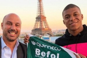 La historia por la cual Mbappé posó con una camiseta de Sarmiento de Junín