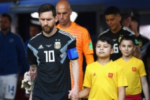 El divertido momento que hizo pasar un chico a Lionel Messi antes de enfrentar a Islandia