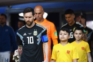 Los 11 ni&ntilde;os de McDonald's cumplieron su sue&ntilde;o de salir a la cancha de la mano de los jugadores de Argentina