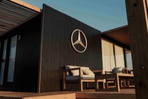 Mercedes-Benz Camiones y Buses presenta su propuesta de verano 2026 en Pinamar y Mar del Plata