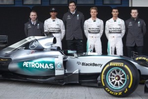 Mercedes present&oacute; sus &ldquo;flechas plateadas&rdquo; para revalidar el t&iacute;tulo en 2015