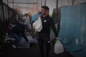 El goleador del N&aacute;poli que se viste de inc&oacute;gnito y reparte comida a personas en situaci&oacute;n de calle