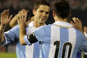 Eliminatorias Sudamericanas: Fernando Gago dentro de los jugadores que m&aacute;s asistencias le dio a Messi
