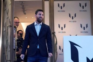 Ante un imponente marco de p&uacute;blico, Messi inaugur&oacute; la &ldquo;Messi Store&rdquo; en Barcelona