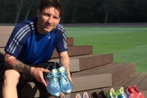 Messi pos&oacute; junto a todos sus botines adidas