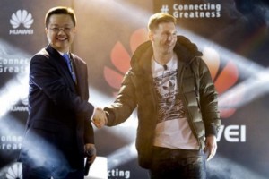 Messi cambi&oacute; Huawei por Samsung y recibir&aacute; 15 millones de d&oacute;lares