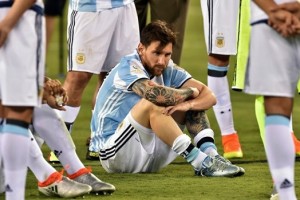 Un chileno se qued&oacute; con la pelota del penal errado de Messi