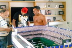 Carlos T&eacute;vez compr&oacute; un metegol con la forma de la Bombonera