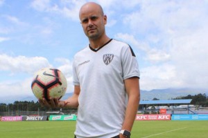 La historia detr&aacute;s del espa&ntilde;ol que dirigi&oacute; solamente en las inferiores de Qatar y es finalista de la Sudamericana