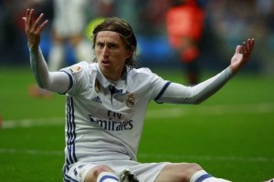 La distracci&oacute;n de Modric que casi hace jugar al Real Madrid con 12 jugadores 