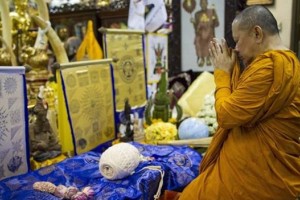 Un monje budista vende los amuletos del Leicester campe&oacute;n por 1500 euros