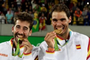 La historia de la tradici&oacute;n de morder las medallas de oro