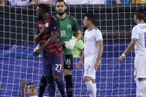 Ins&oacute;lito: el jugador que emul&oacute; a Luis Su&aacute;rez y mordi&oacute; a su rival en un c&oacute;rner